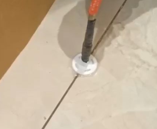 宣恩瓷砖空鼓维修公司专业解答瓷砖在铺贴过程中，如果没有涂抹均匀到位的粘结材料（如水泥砂浆或瓷砖胶），可能会导致以下问题